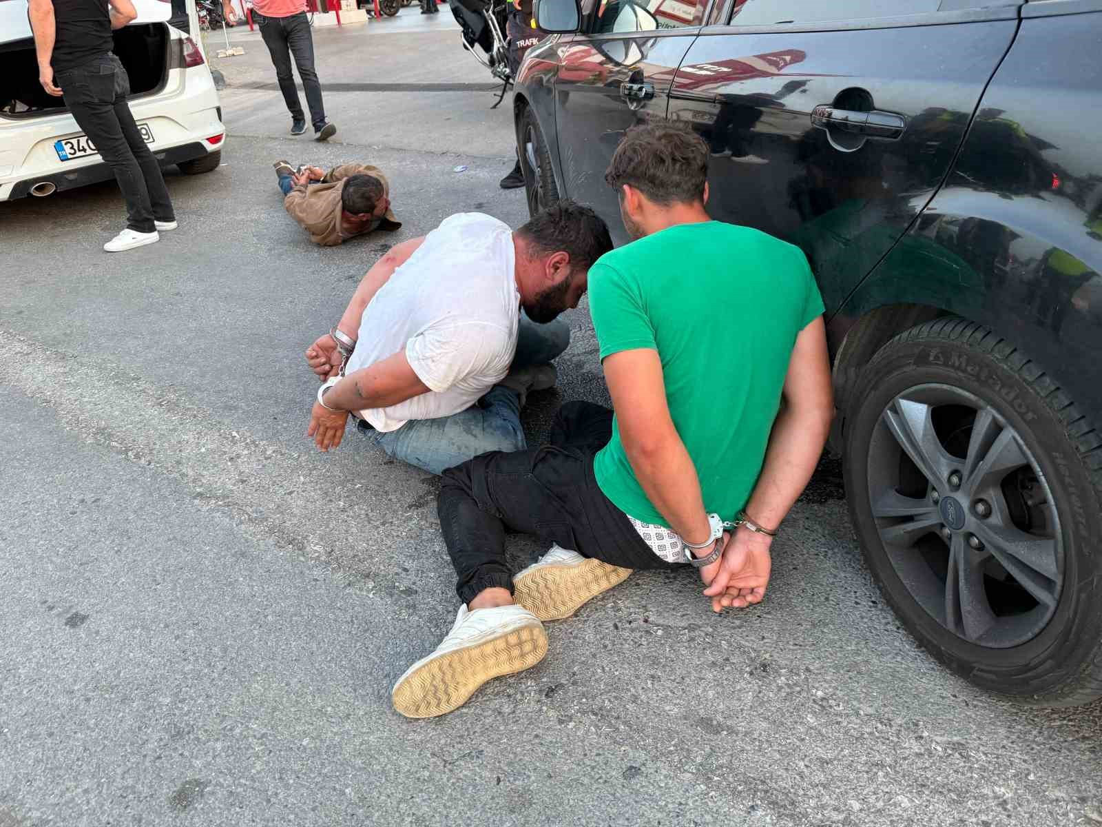 Durdurulan araçtaki şahıslar polise saldırdı: 2 yaralı, 3 gözaltı 