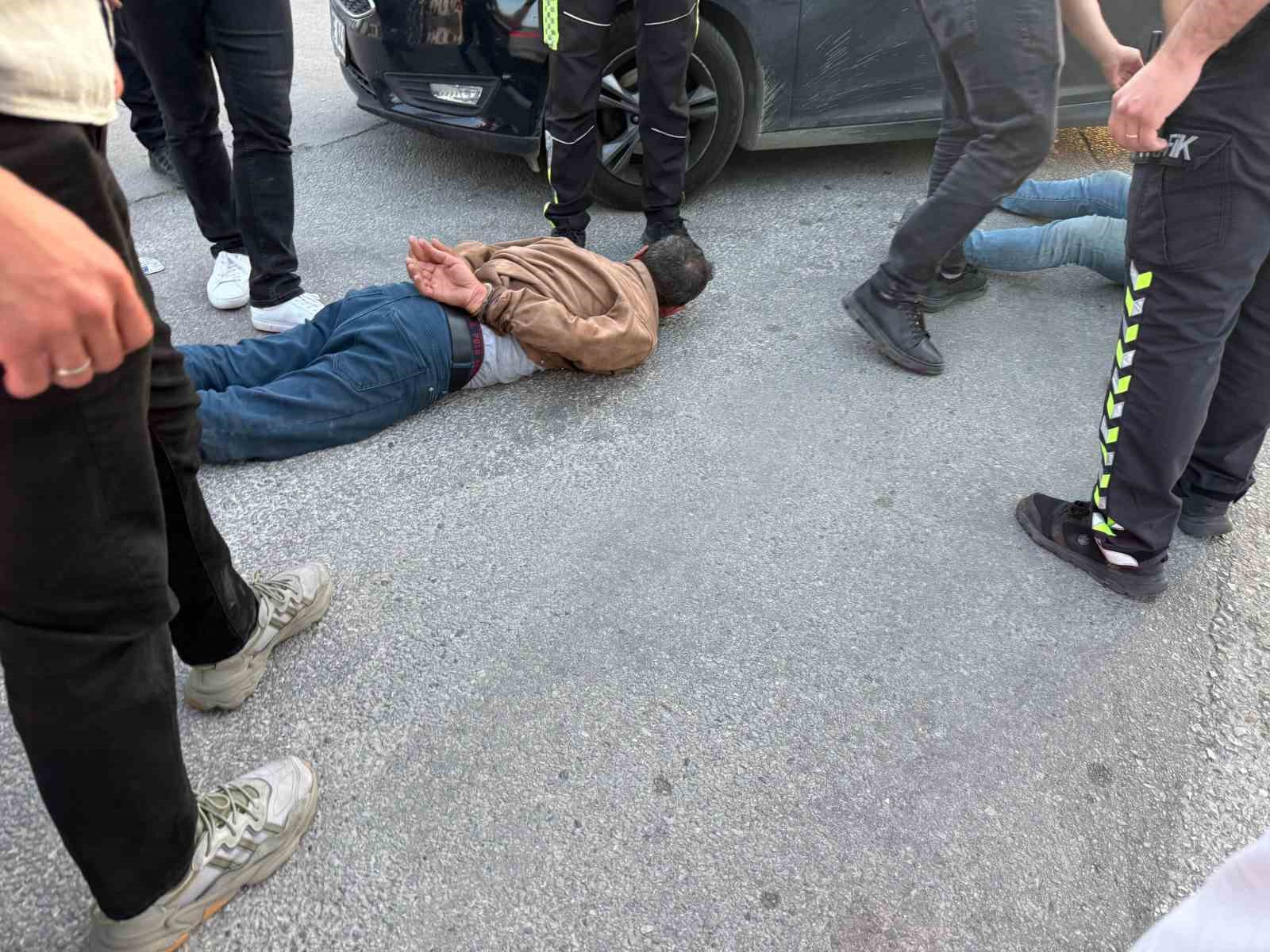 Durdurulan araçtaki şahıslar polise saldırdı: 2 yaralı, 3 gözaltı 