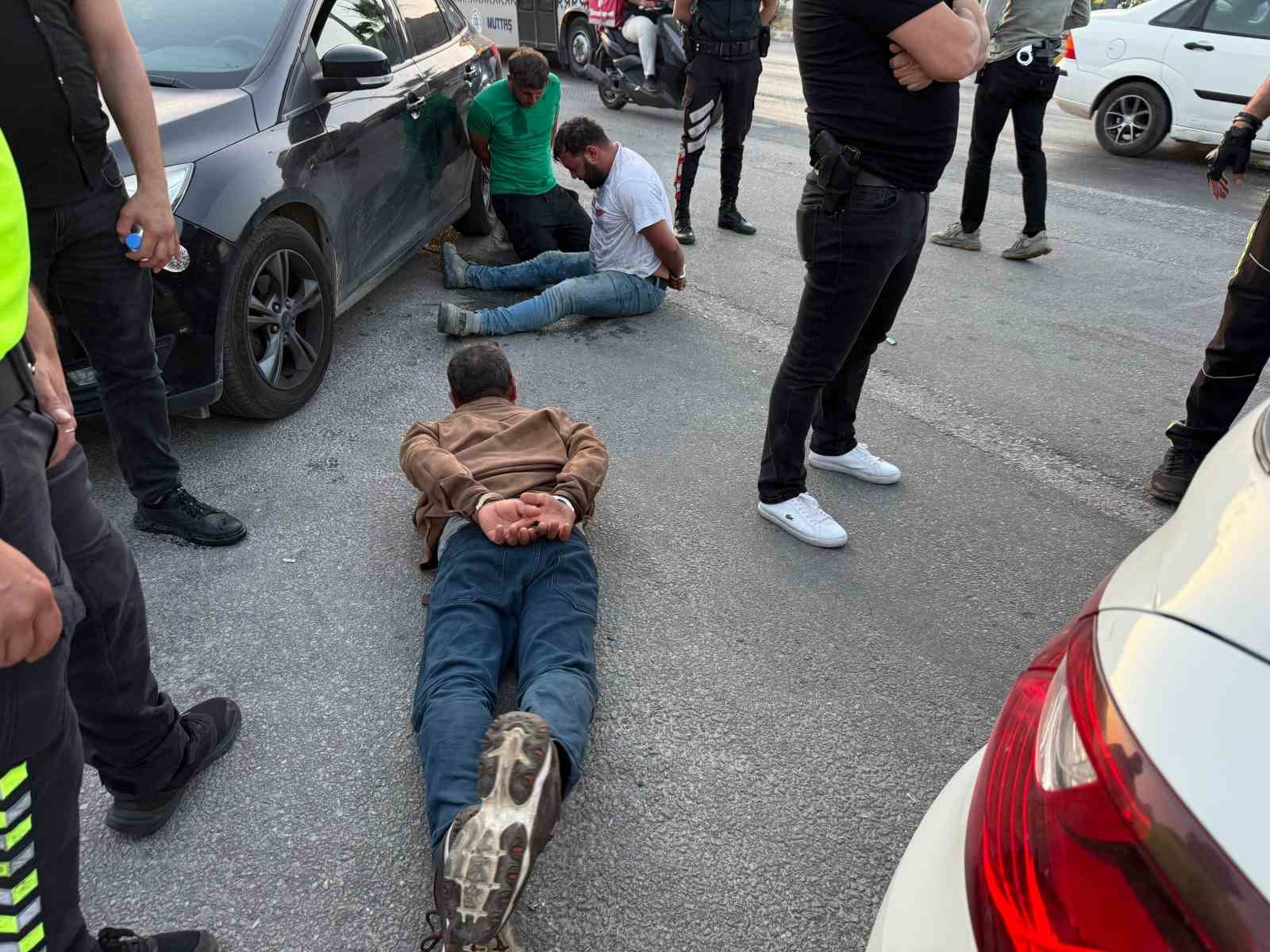 Durdurulan araçtaki şahıslar polise saldırdı: 2 yaralı, 3 gözaltı 