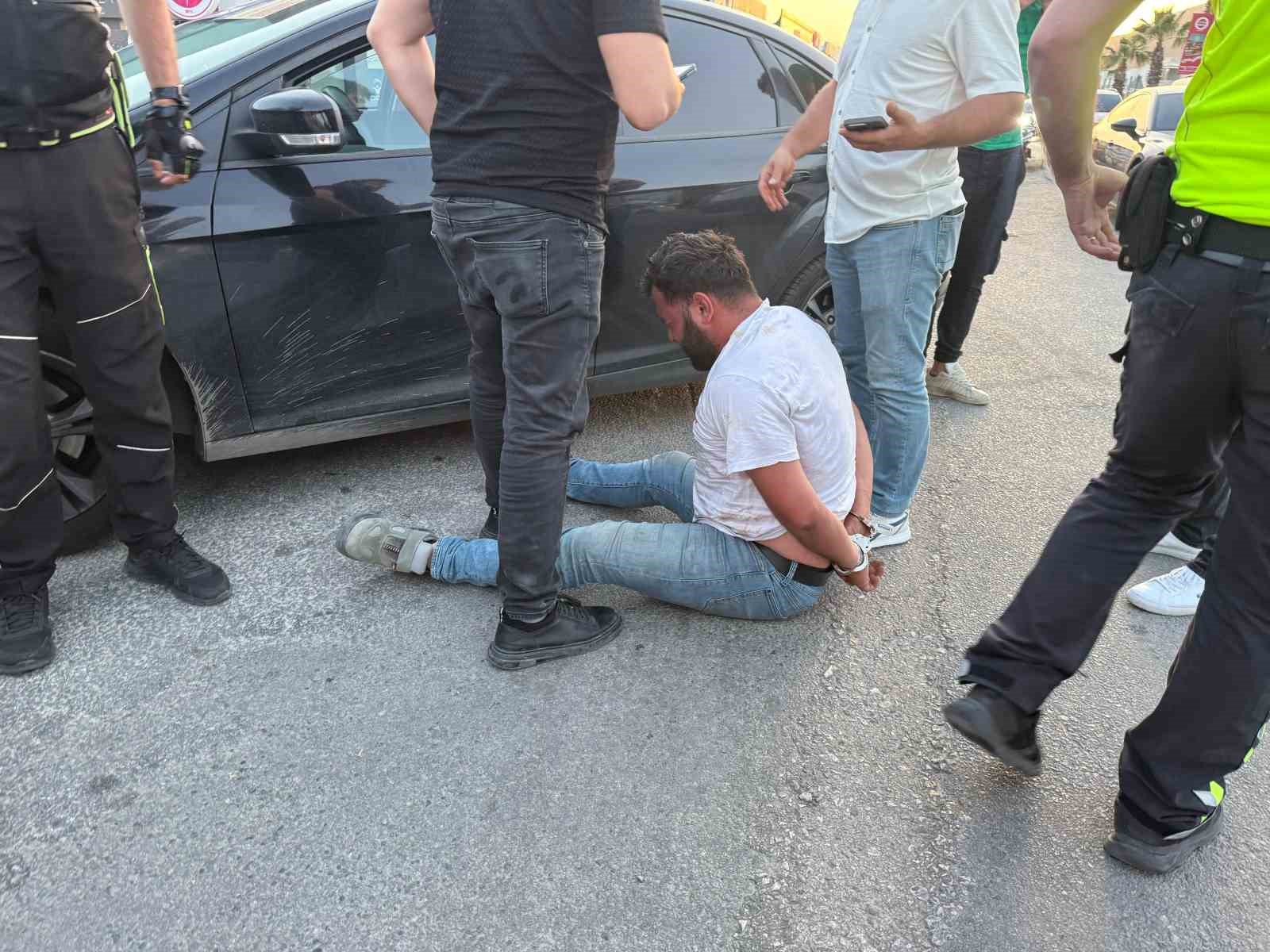 Durdurulan araçtaki şahıslar polise saldırdı: 2 yaralı, 3 gözaltı 