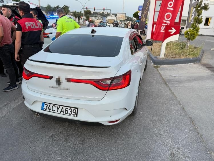 Durdurulan araçtaki şahıslar polise saldırdı: 2 yaralı, 3 gözaltı 