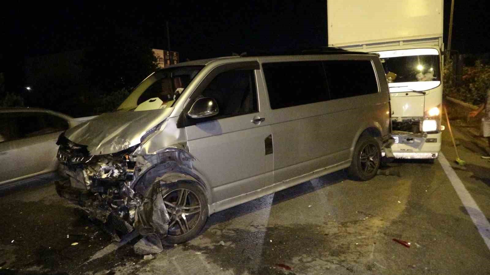 Antalya’da 3 kamyon, tur aracı ve otomobilin karıştığı zincirleme kaza: 3 yaralı 