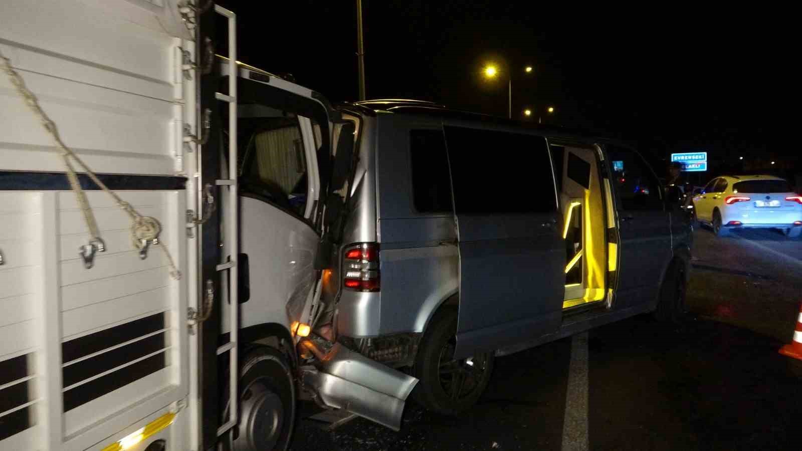 Antalya’da 3 kamyon, tur aracı ve otomobilin karıştığı zincirleme kaza: 3 yaralı 