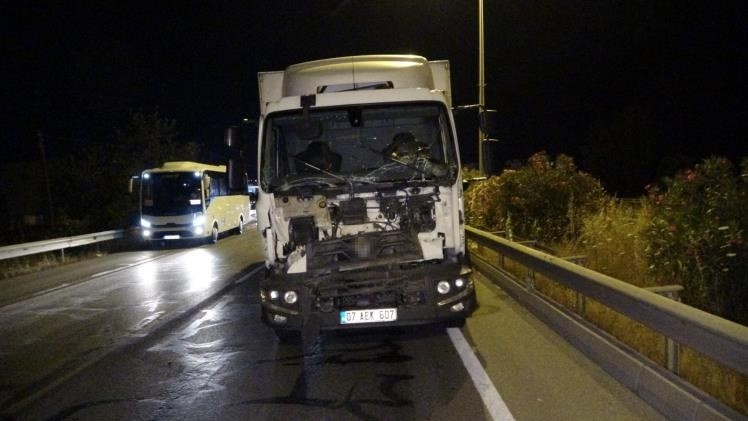 Antalya’da 3 kamyon, tur aracı ve otomobilin karıştığı zincirleme kaza: 3 yaralı 