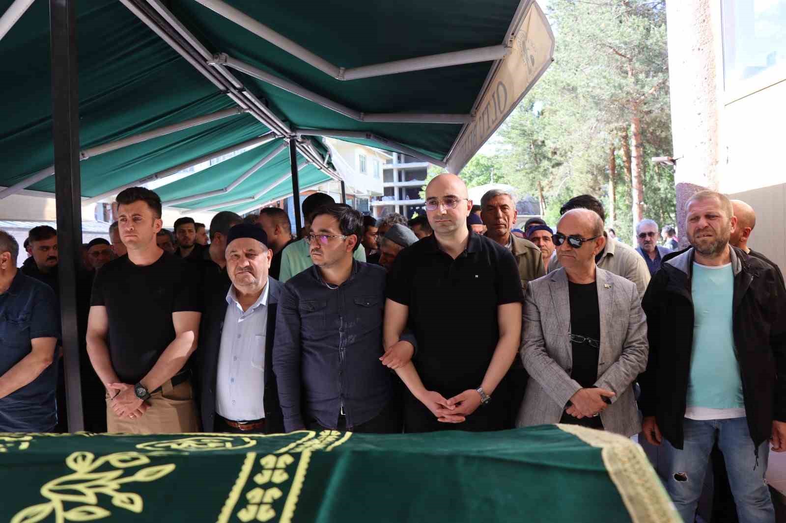 Oltu bir çınarına daha veda etti 