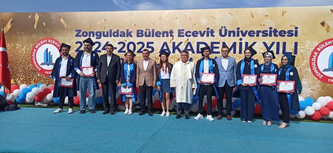 Mezuniyet töreninde evlilik teklifi sürprizi 
