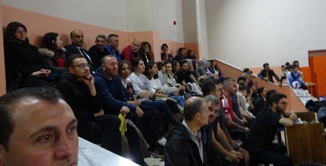 Öğretmenler arası voleybol turnuvası Tavşanlı’da sona erdi 