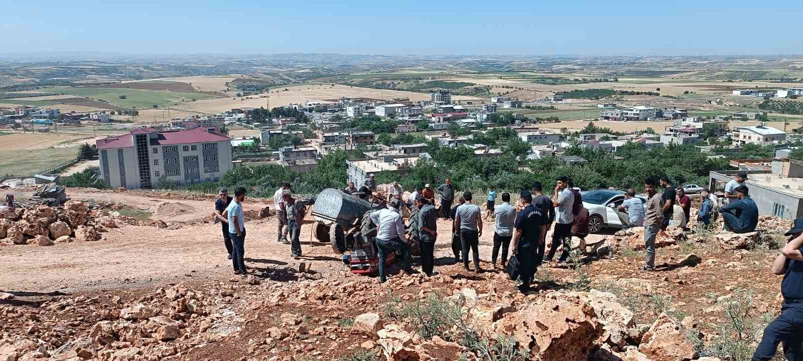 Devrilen traktörün altında kalarak ağır yaralandı 