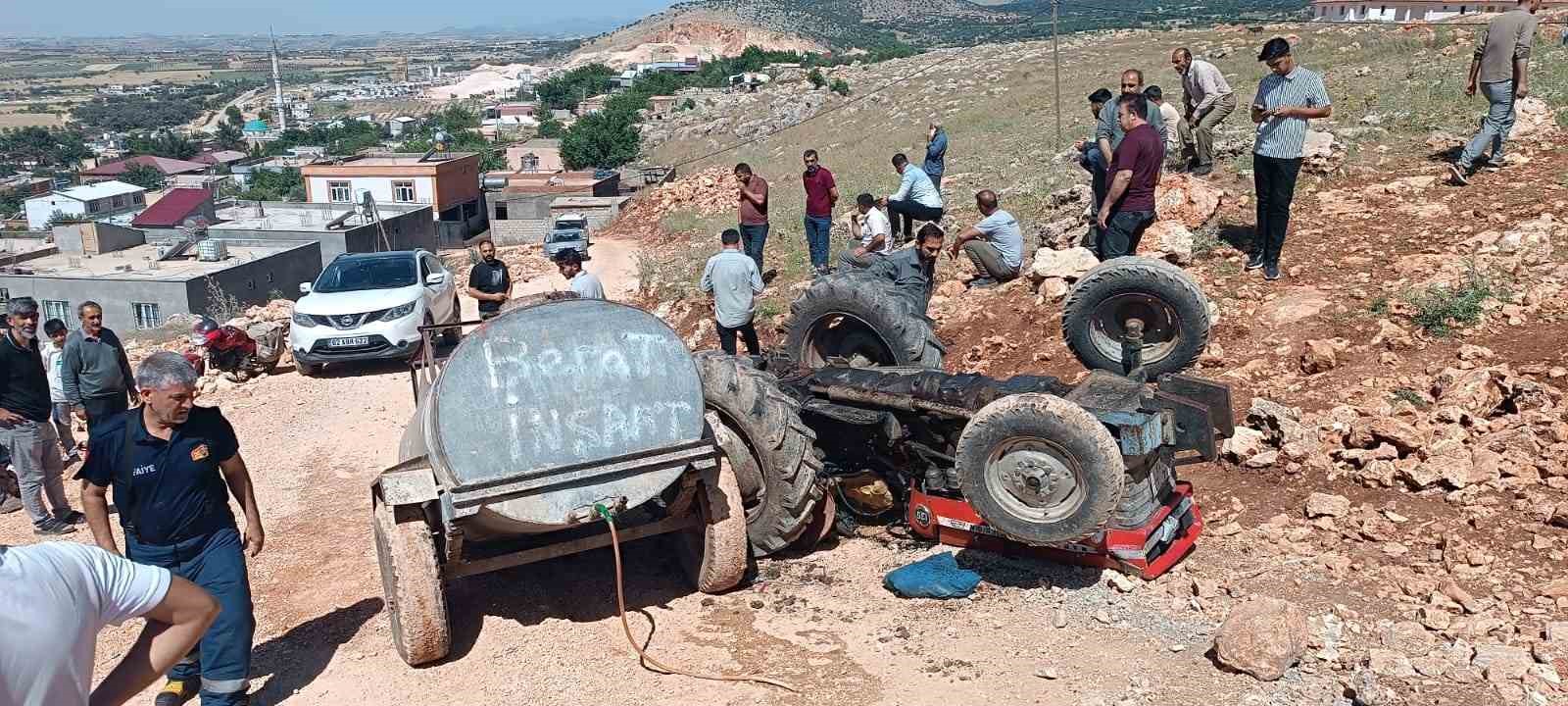 Devrilen traktörün altında kalarak ağır yaralandı 