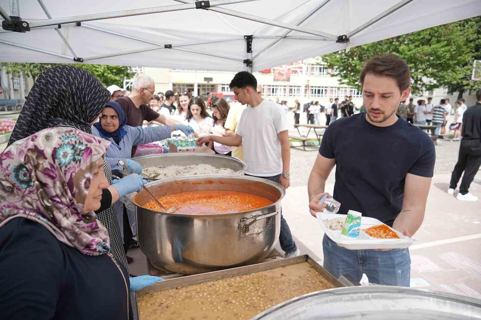 Eski mezunlar pilav gününde buluştu 