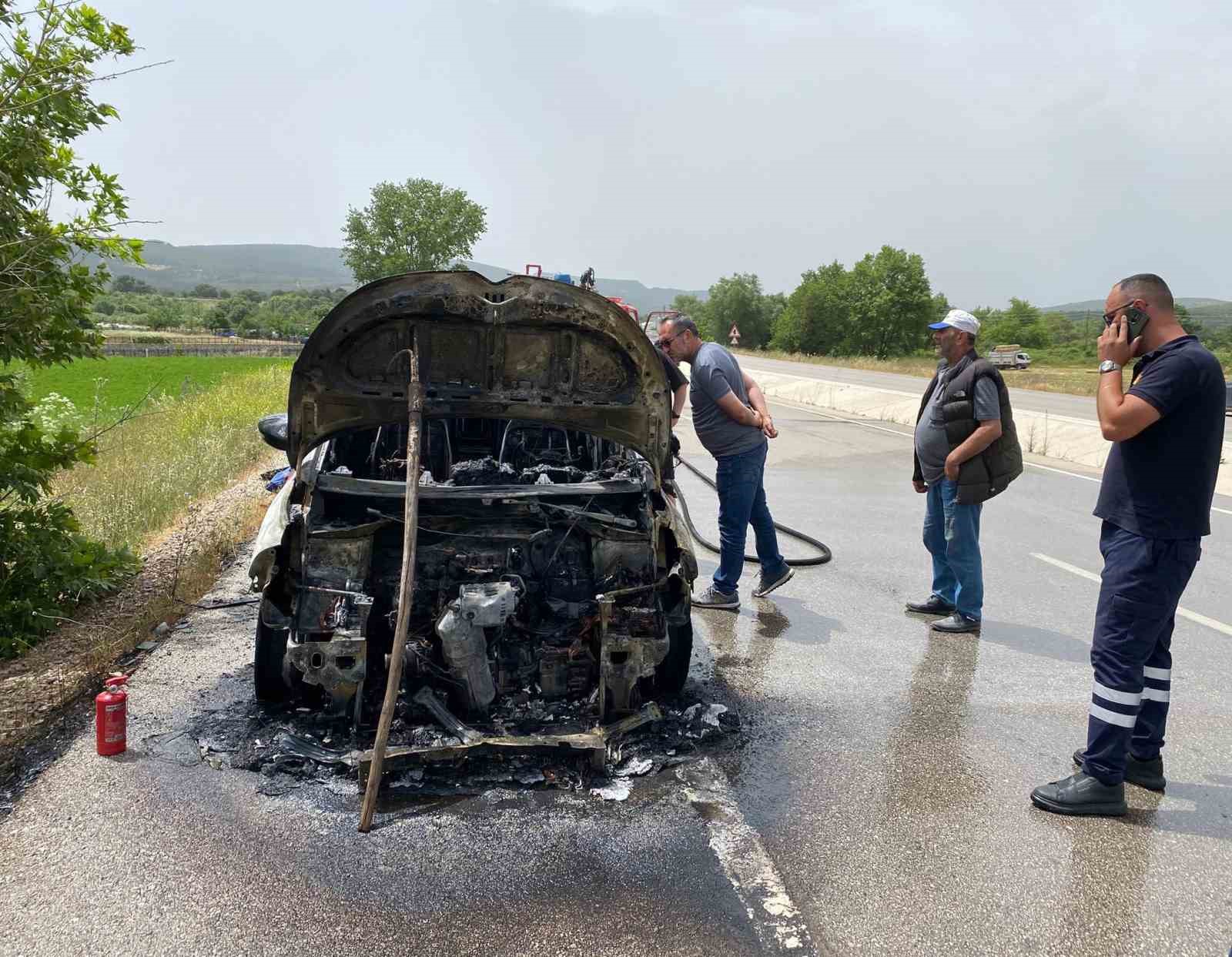 Ayvacık’ta seyir halindeki otomobil yandı 