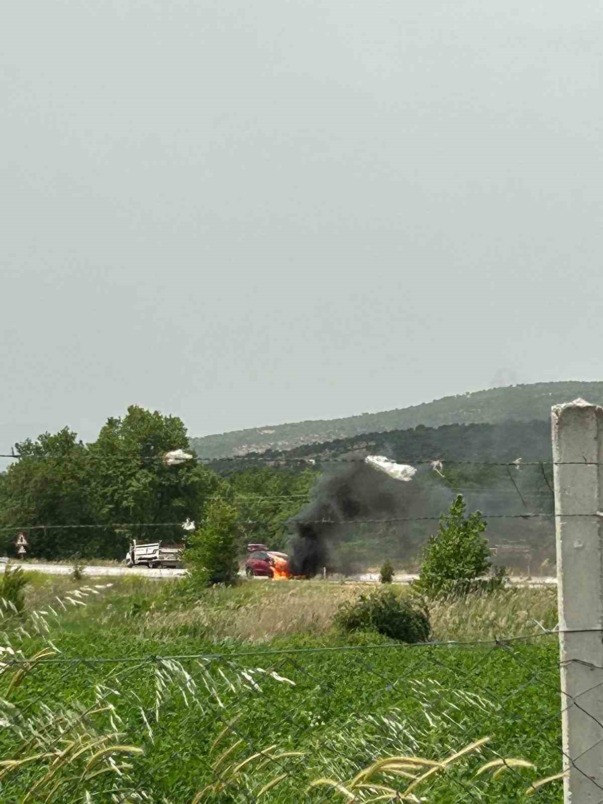Ayvacık’ta seyir halindeki otomobil yandı 