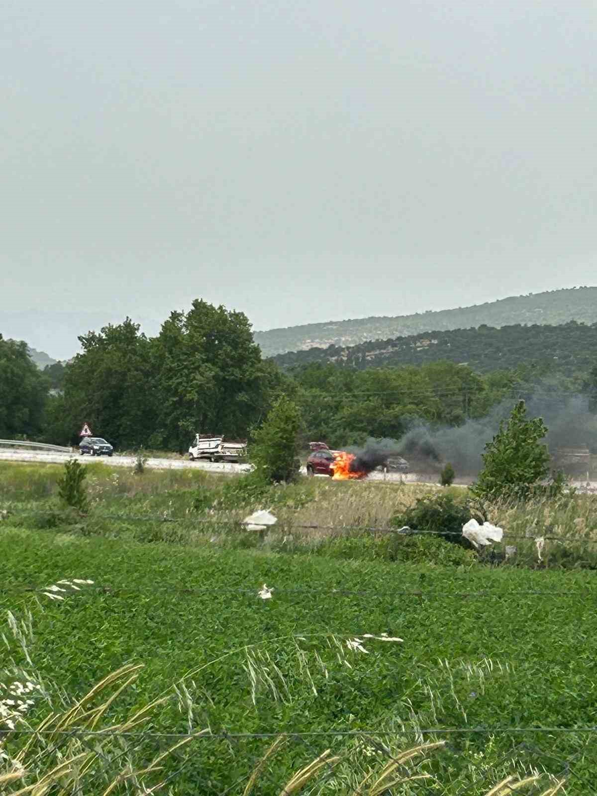 Ayvacık’ta seyir halindeki otomobil yandı 