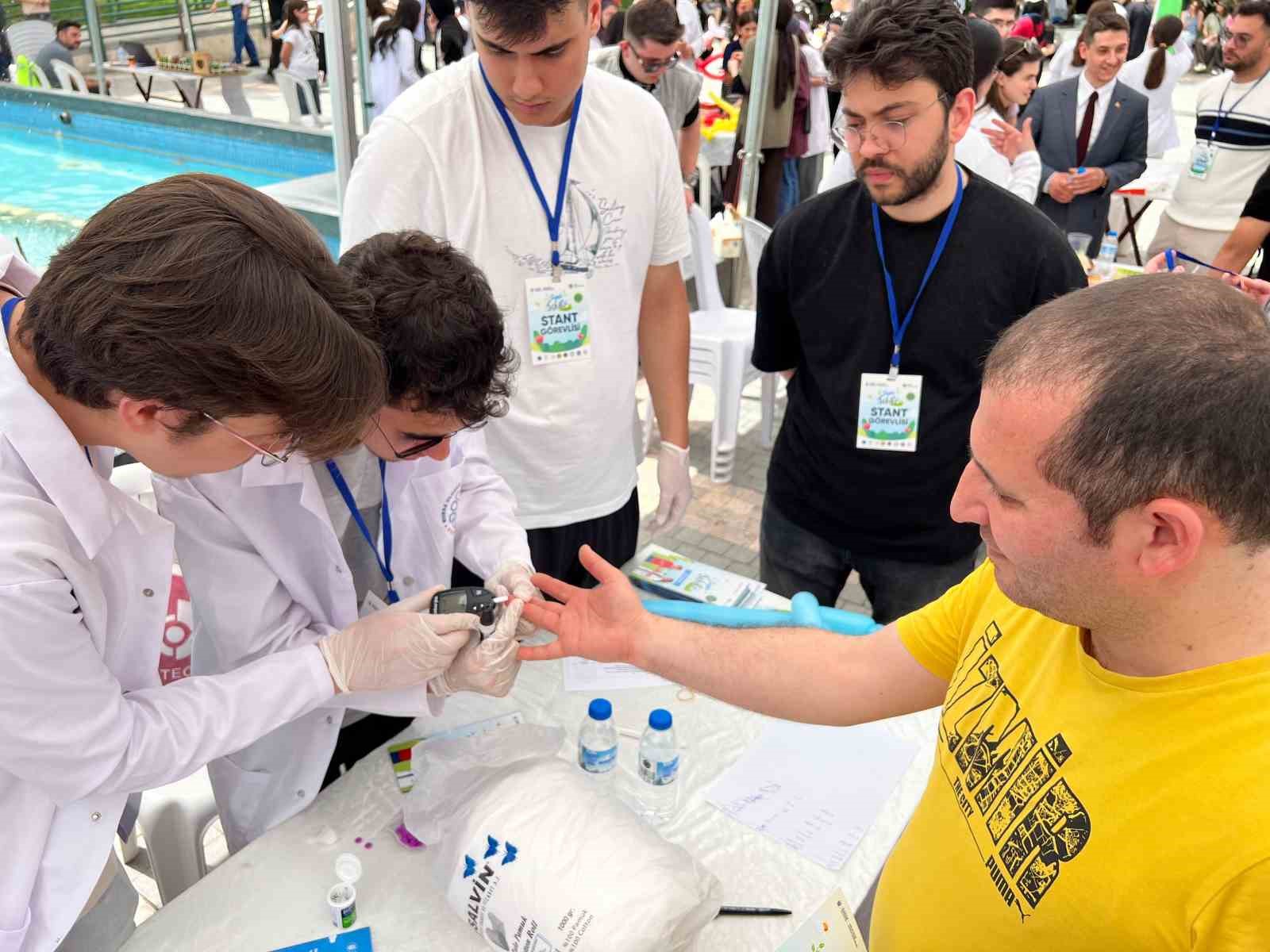 ‘Sağlık Sokağı’nda vatandaşa ücretsiz sağlık hizmeti 