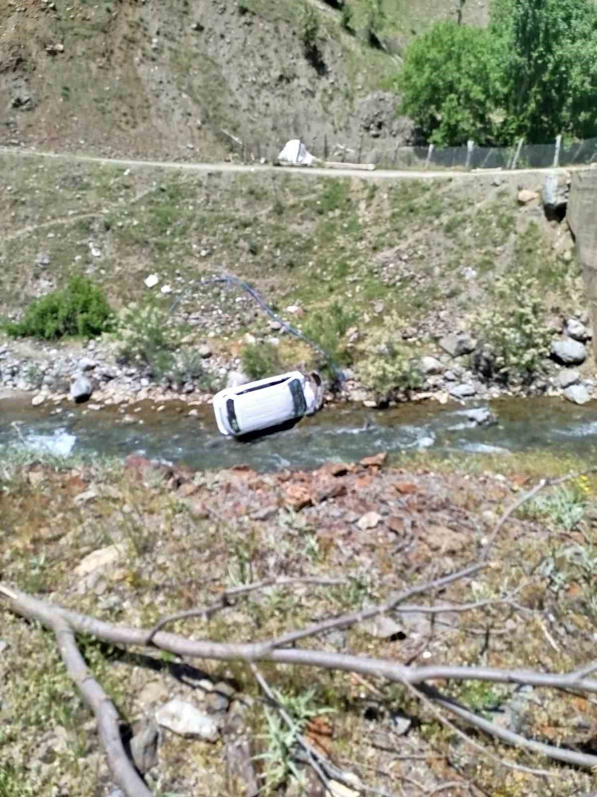 Batman’da kamyonet dereye uçtu: 1 kişi hayatını kaybetti 
