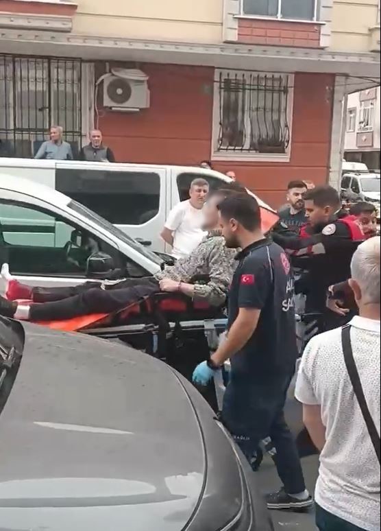 Küçükçekmece’de akli dengesi yerinde olmayan şahıs polise saldırınca ayağından vurularak gözaltına alındı 