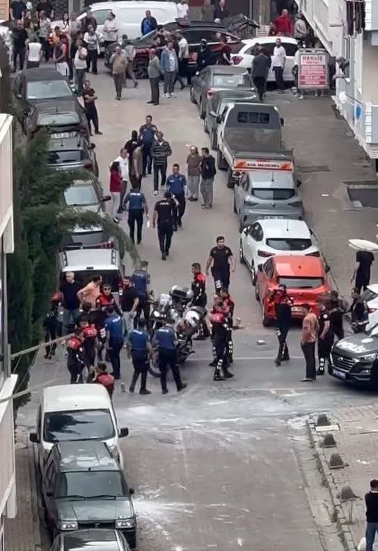 Küçükçekmece’de akli dengesi yerinde olmayan şahıs polise saldırınca ayağından vurularak gözaltına alındı 
