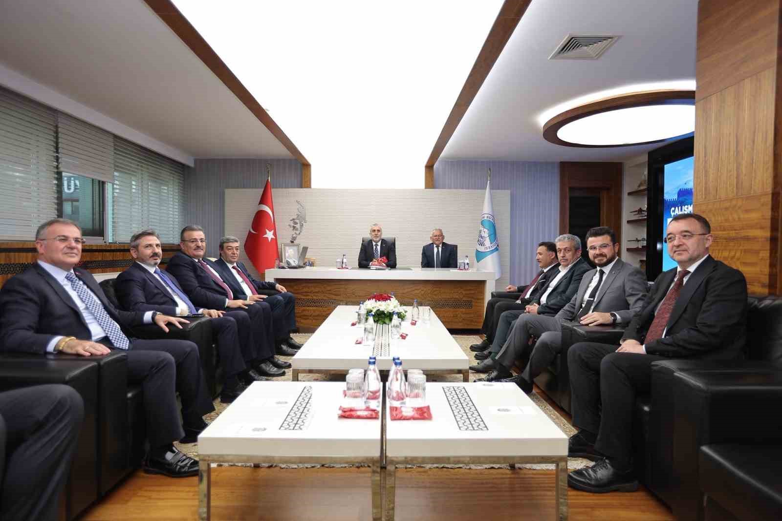 Bakan Işıkhan’dan Başkan Büyükkılıç’a ziyaret 