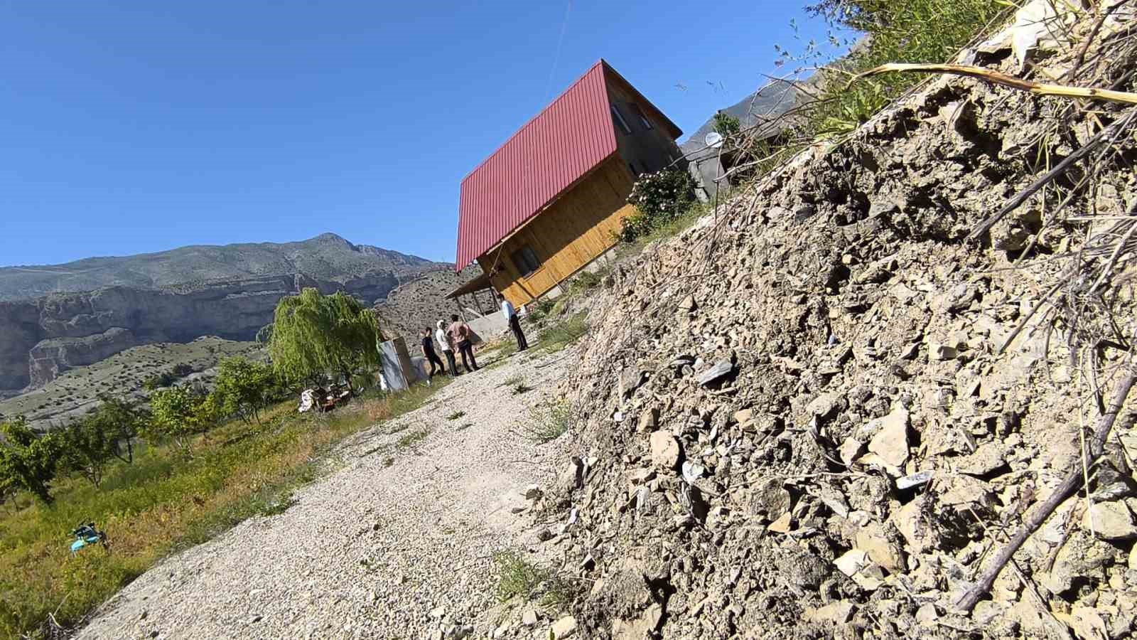 Tortum Şelalesi’nin eteklerinde heyelan 