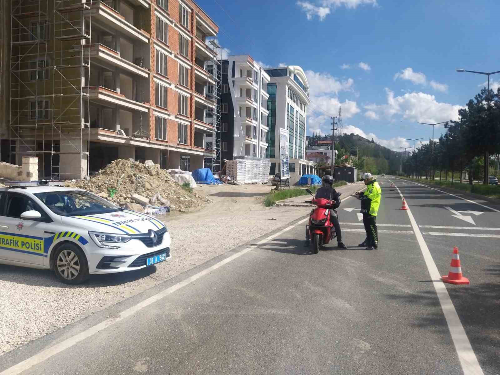 Trafikte kazaya davetiye çıkaran motosiklet sürücüsü kamerada 