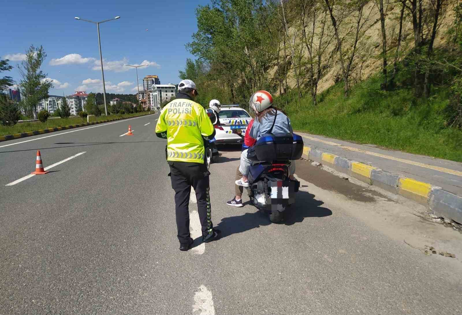 Trafikte kazaya davetiye çıkaran motosiklet sürücüsü kamerada 