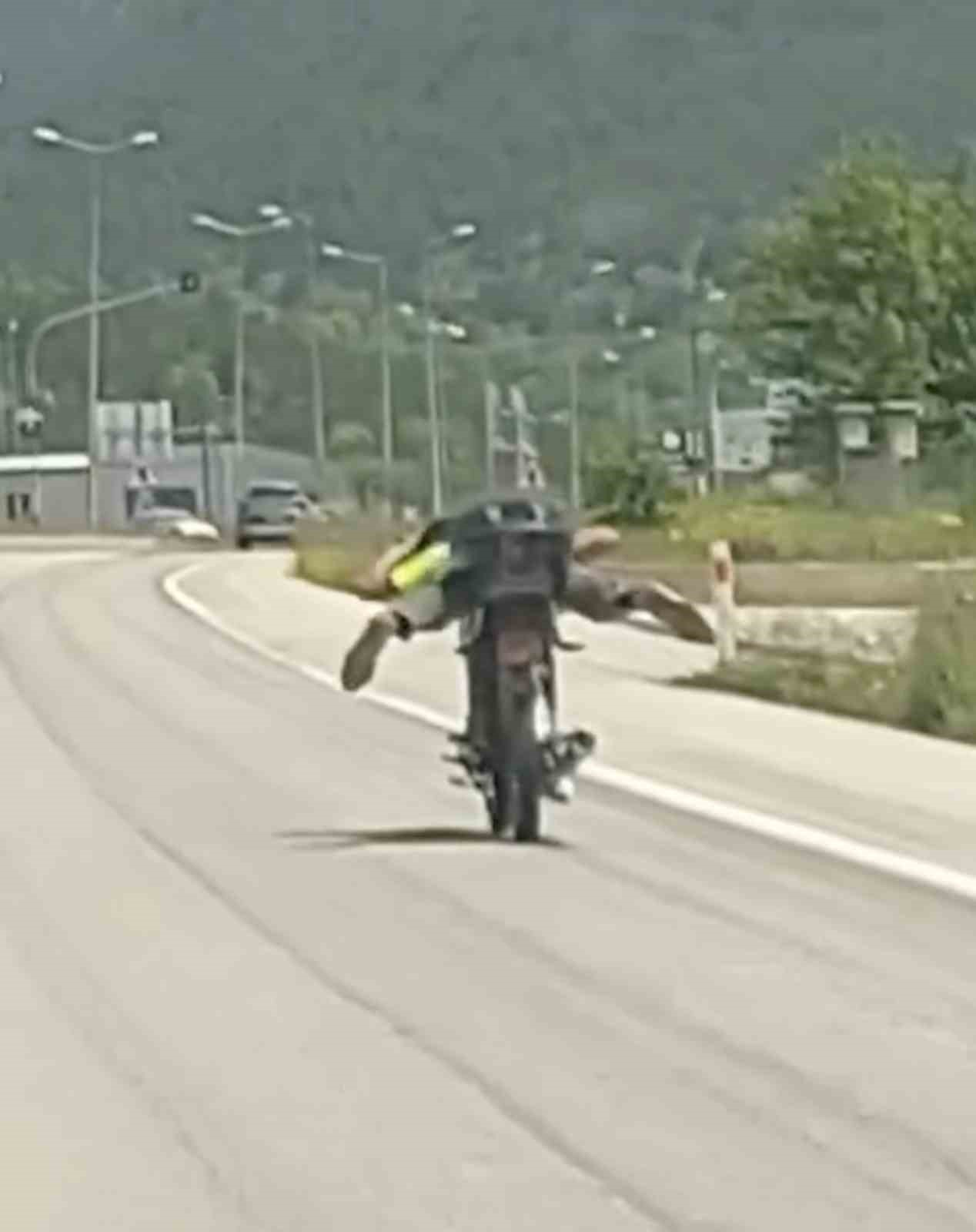 Trafikte kazaya davetiye çıkaran motosiklet sürücüsü kamerada 