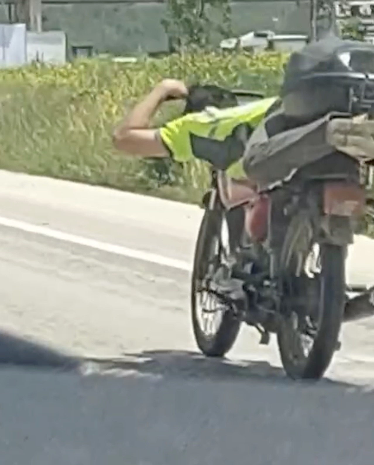 Trafikte kazaya davetiye çıkaran motosiklet sürücüsü kamerada 