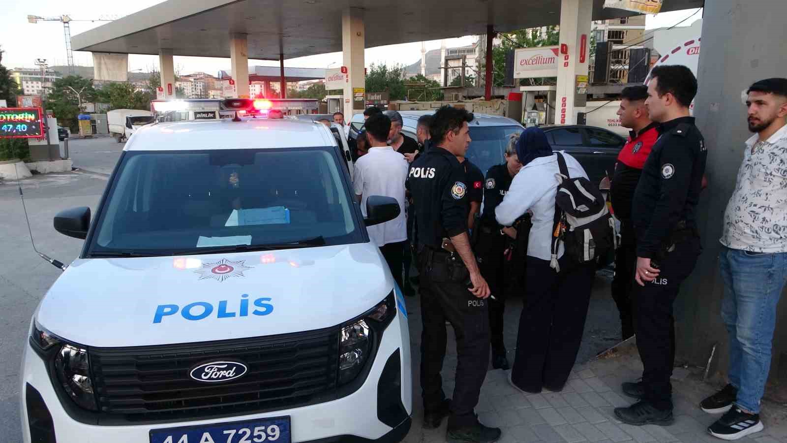 Malatya’da otobüste tartışan 2 kadın indikleri durakta birbirlerini bıçakla yaraladı 