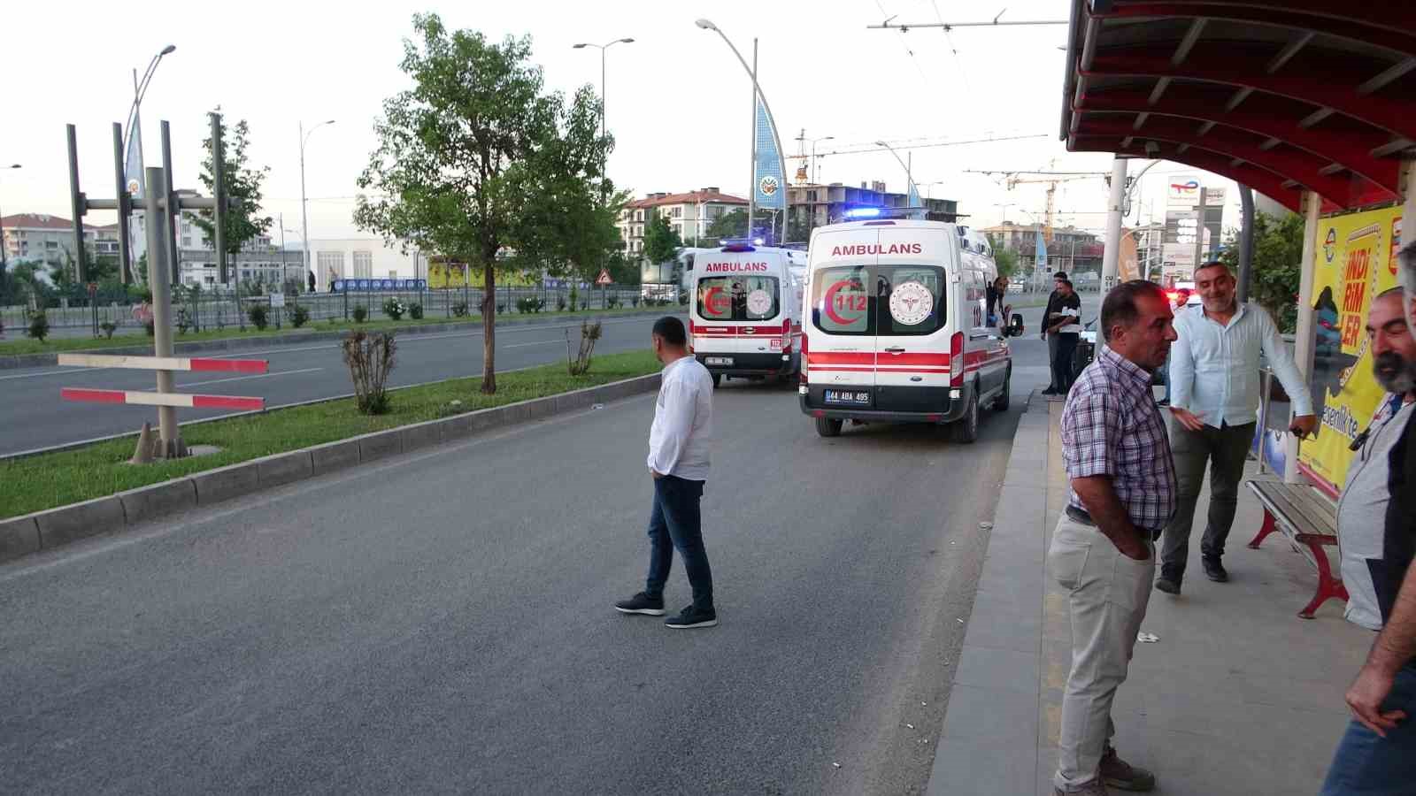 Malatya’da otobüste tartışan 2 kadın indikleri durakta birbirlerini bıçakla yaraladı 