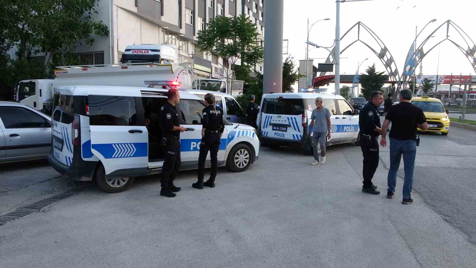 Malatya’da otobüste tartışan 2 kadın indikleri durakta birbirlerini bıçakla yaraladı 