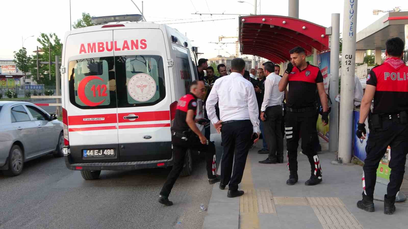 Malatya’da otobüste tartışan 2 kadın indikleri durakta birbirlerini bıçakla yaraladı 