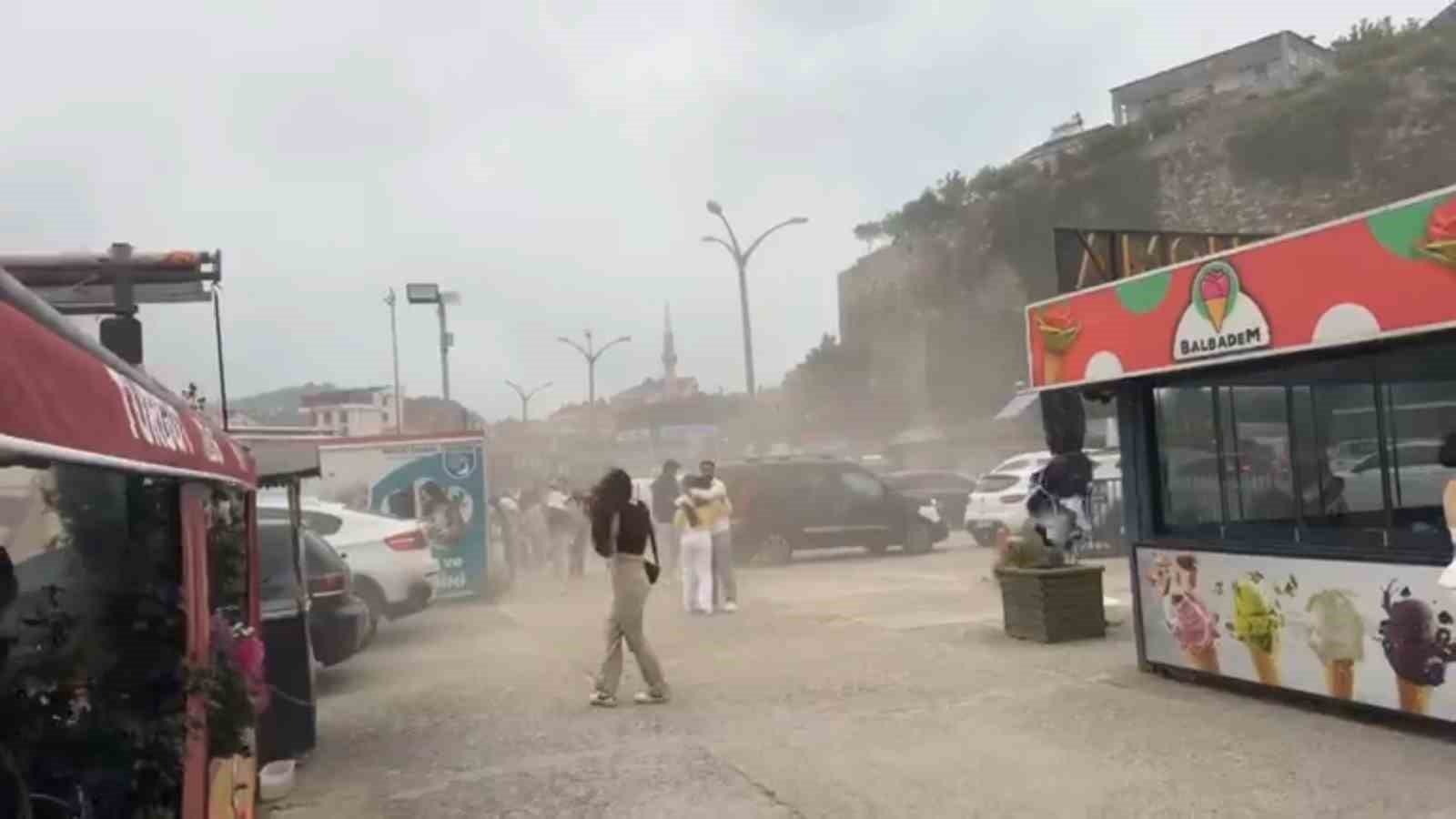 Turistik ilçede fırtına tozu dumana kattı 
