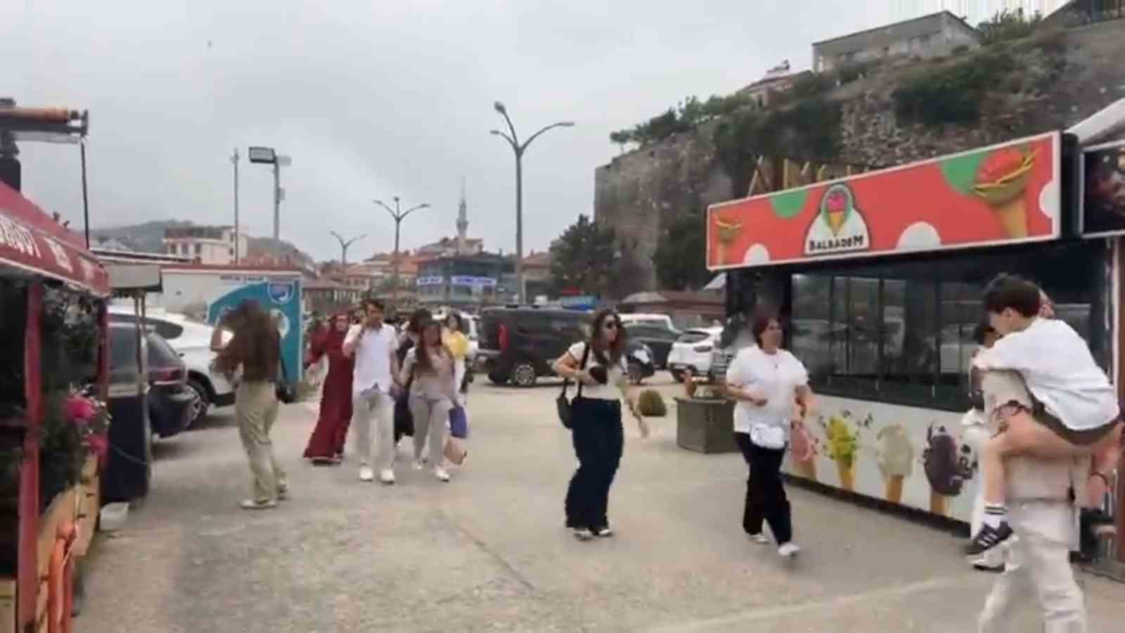 Turistik ilçede fırtına tozu dumana kattı 