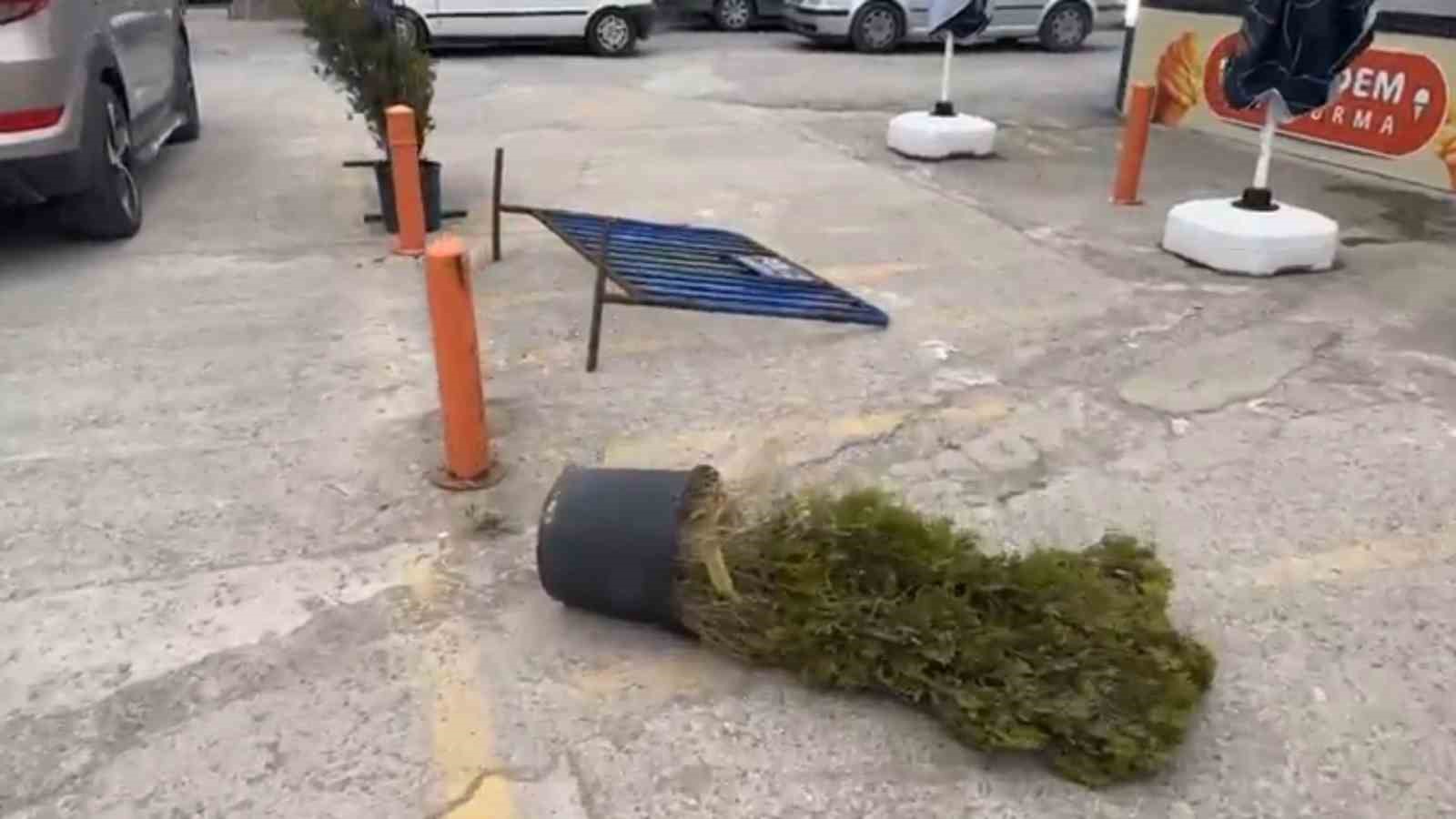 Turistik ilçede fırtına tozu dumana kattı 