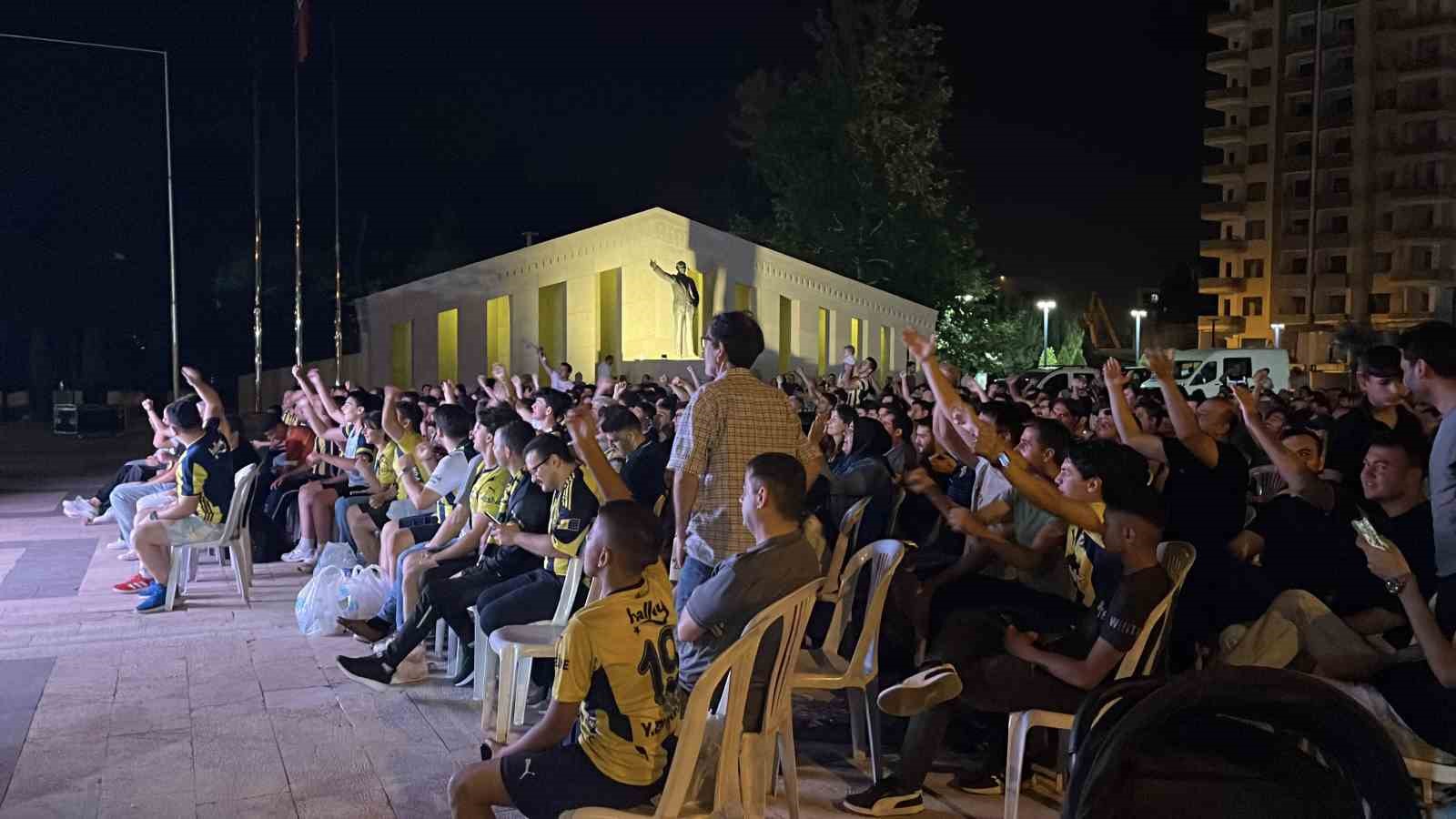 Osmaniye’de, Fenerbahçe’nin şampiyonluğu coşkuyla kutlandı.