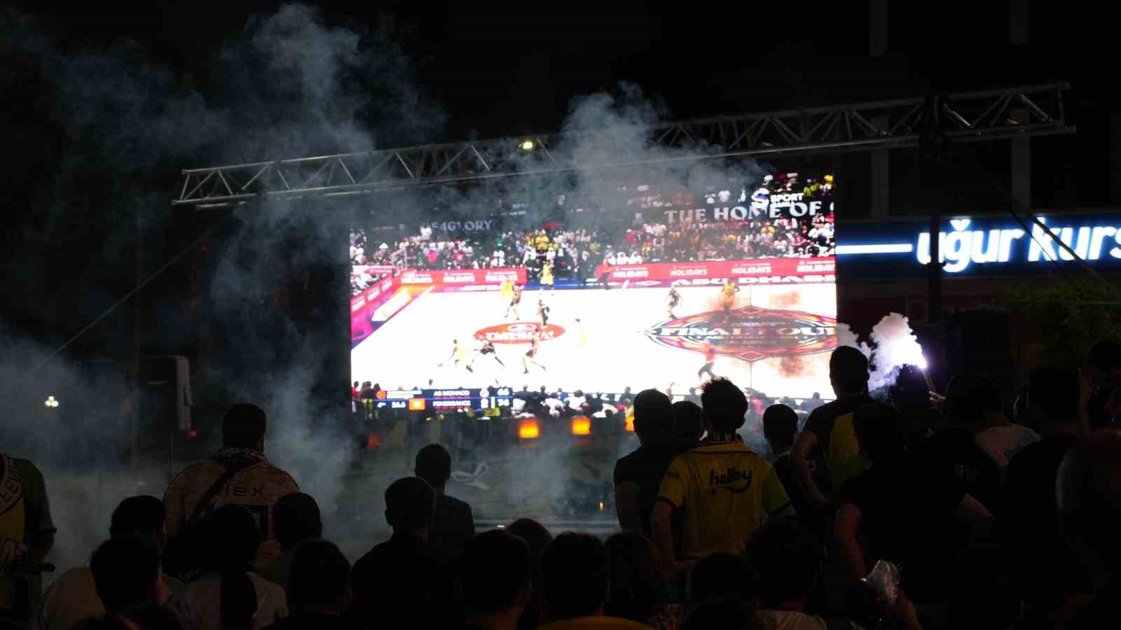 EuroLeague final maçını dev ekranda izleyen Burdurlular şampiyonluğu doyasıya kutladı 