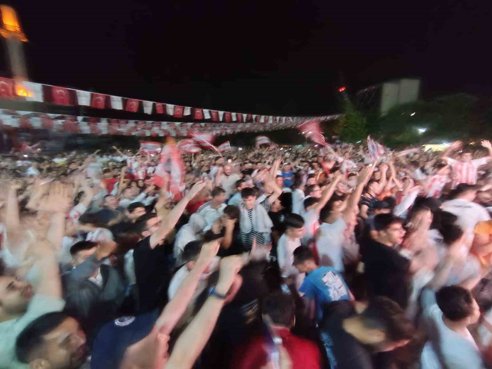 Kahramanmaraş İstiklalspor’un 2. Lig’e yükselmesiyle şehirde coşku yaşandı 