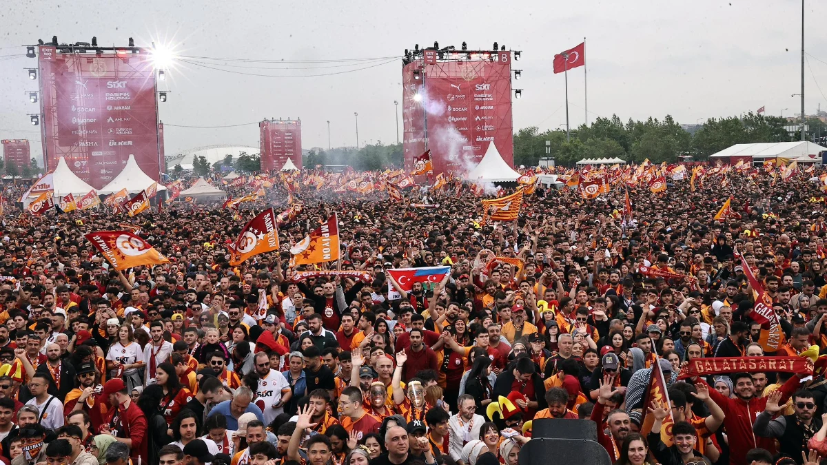 Rekor Sayıda Taraftar Yenikapı'ya Akın Ediyor.