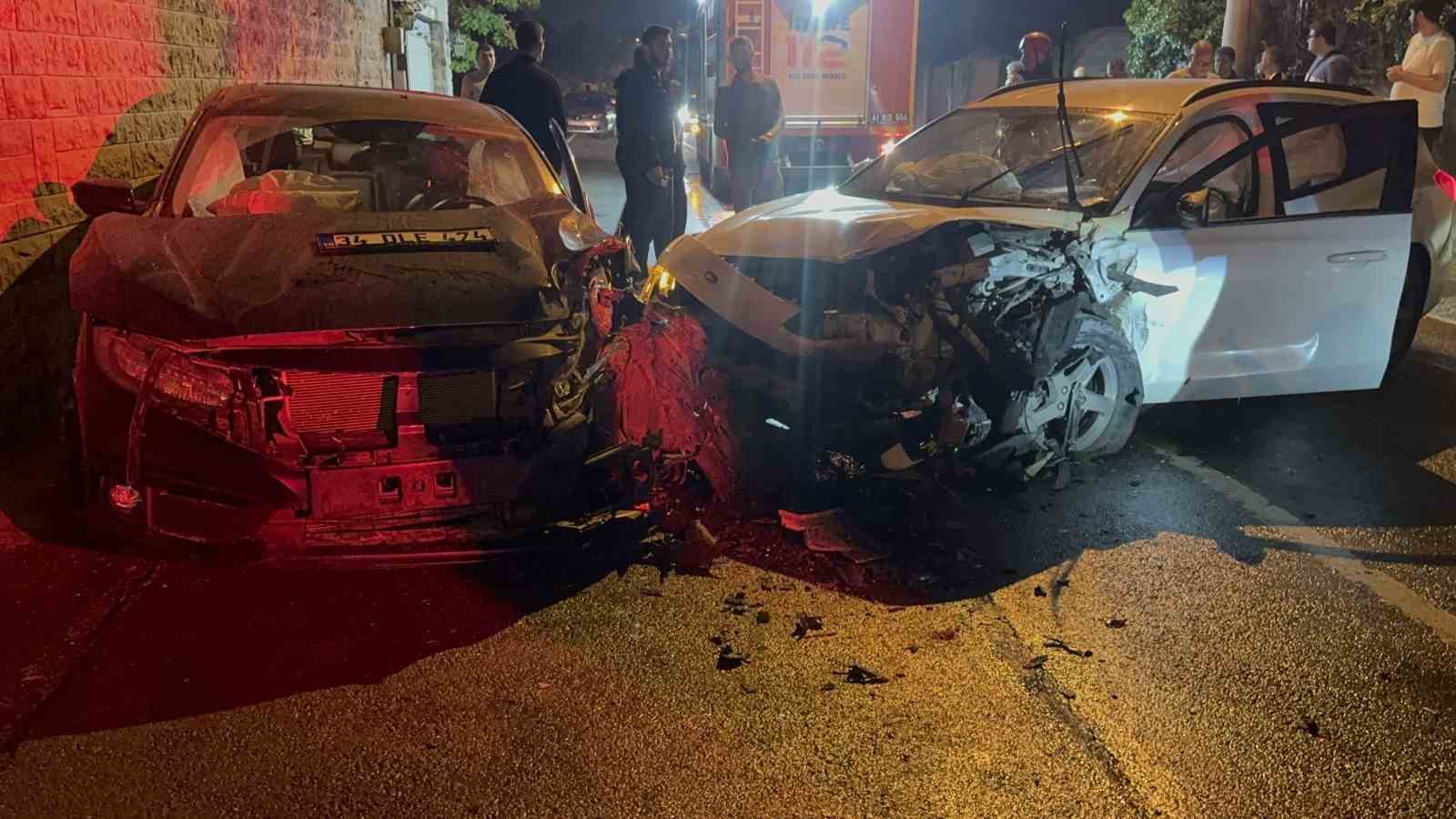 2 otomobil kafa kafaya çarpıştı: 6 yaralı 