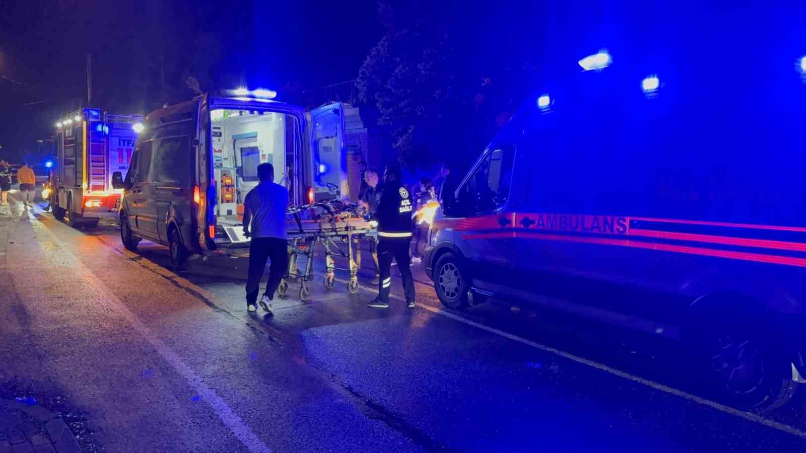 2 otomobil kafa kafaya çarpıştı: 6 yaralı 