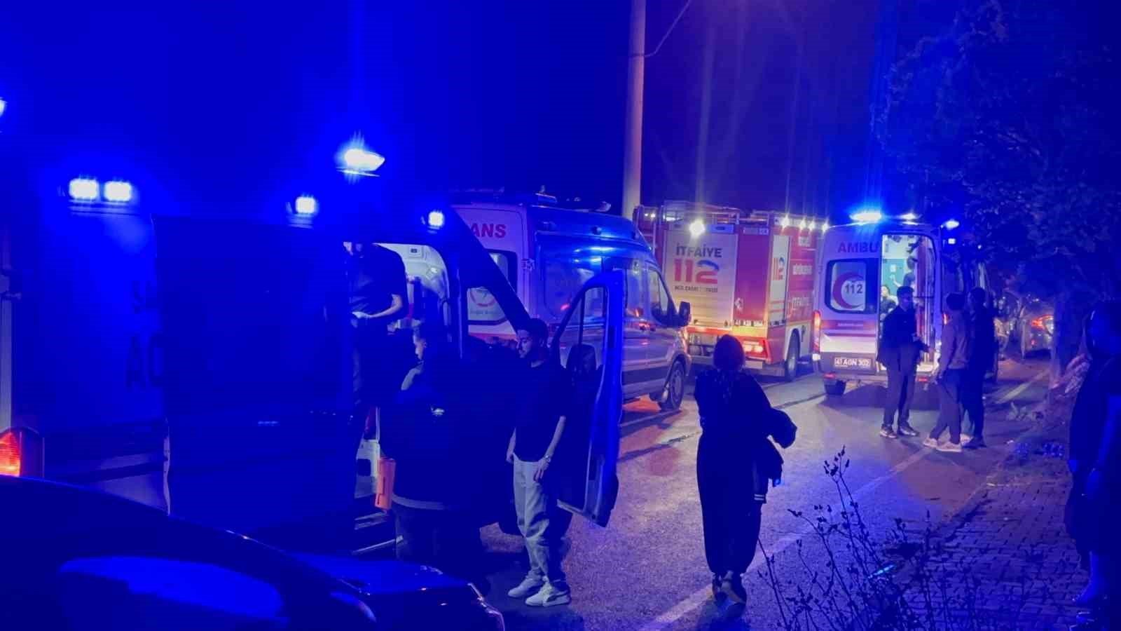 2 otomobil kafa kafaya çarpıştı: 6 yaralı 