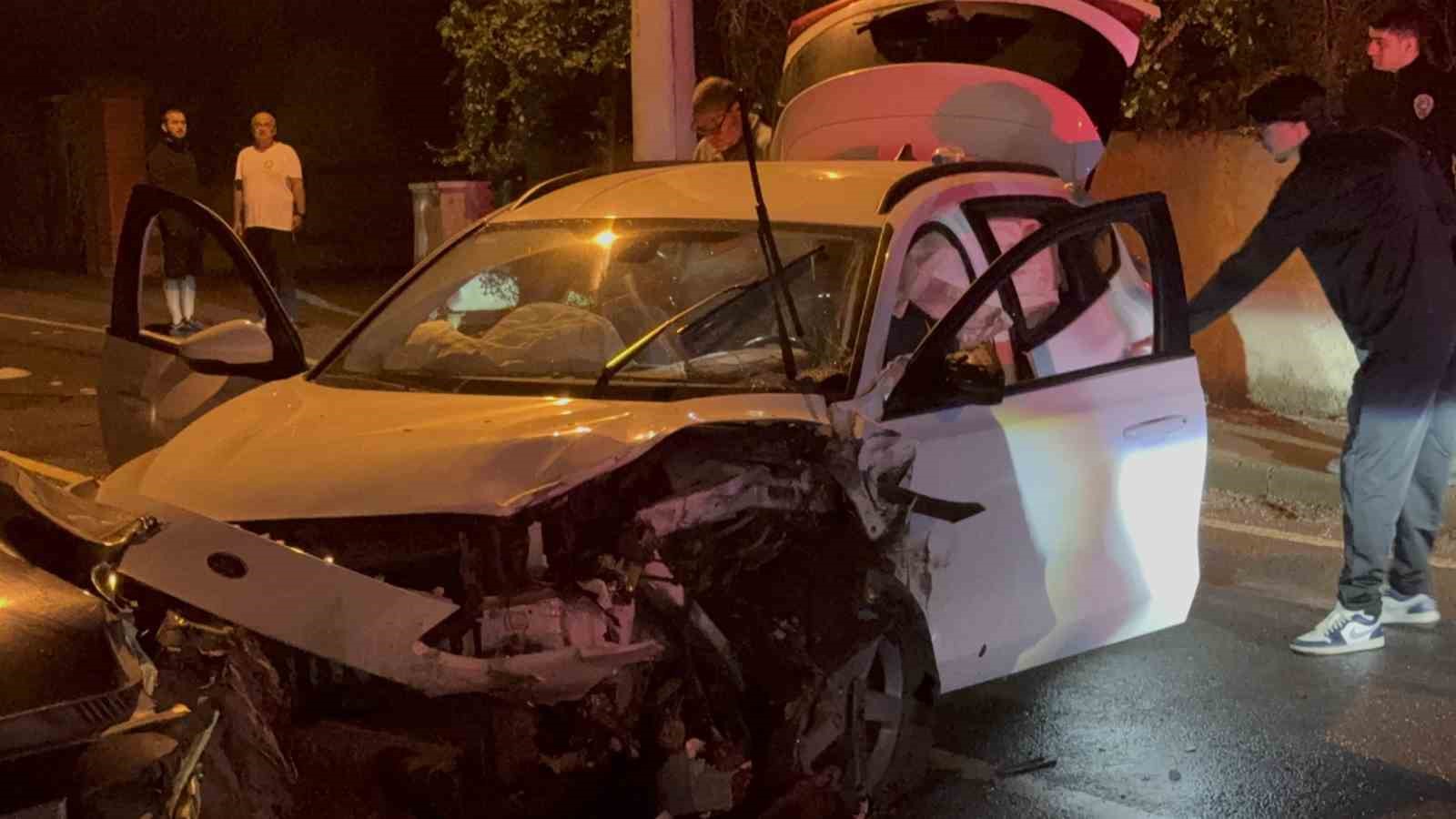 2 otomobil kafa kafaya çarpıştı: 6 yaralı 