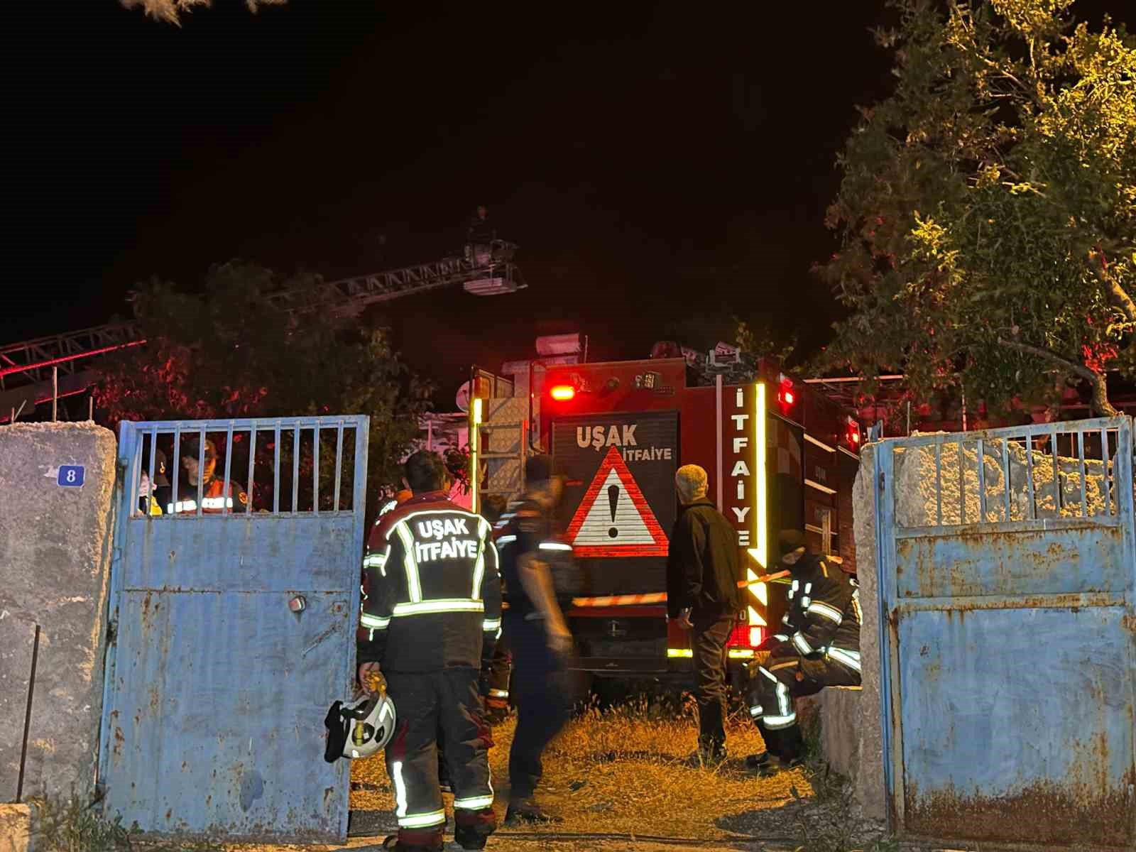 Uşak’ta 3 ev yangında zarar gördü 