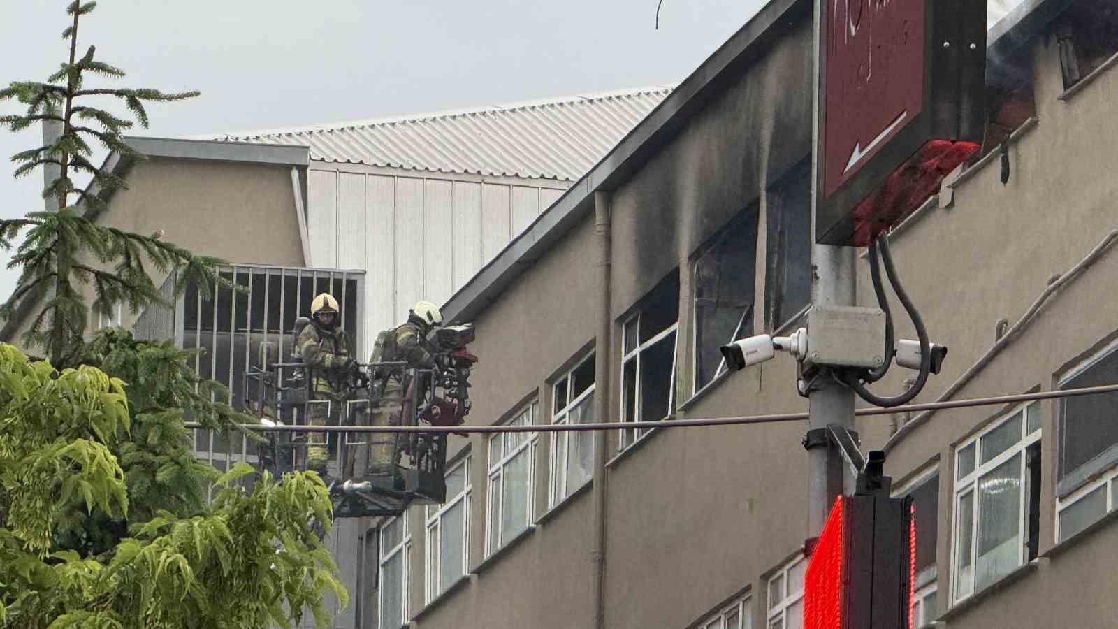 Eyüpsultan’da tekstil fabrikasında yangın paniği 