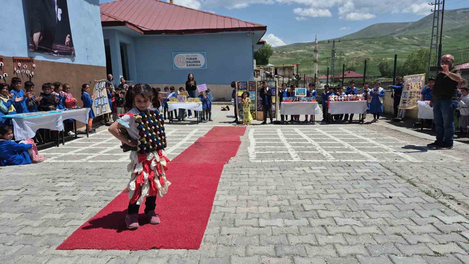 Minik tasarımcılardan geri dönüşüm defilesi 