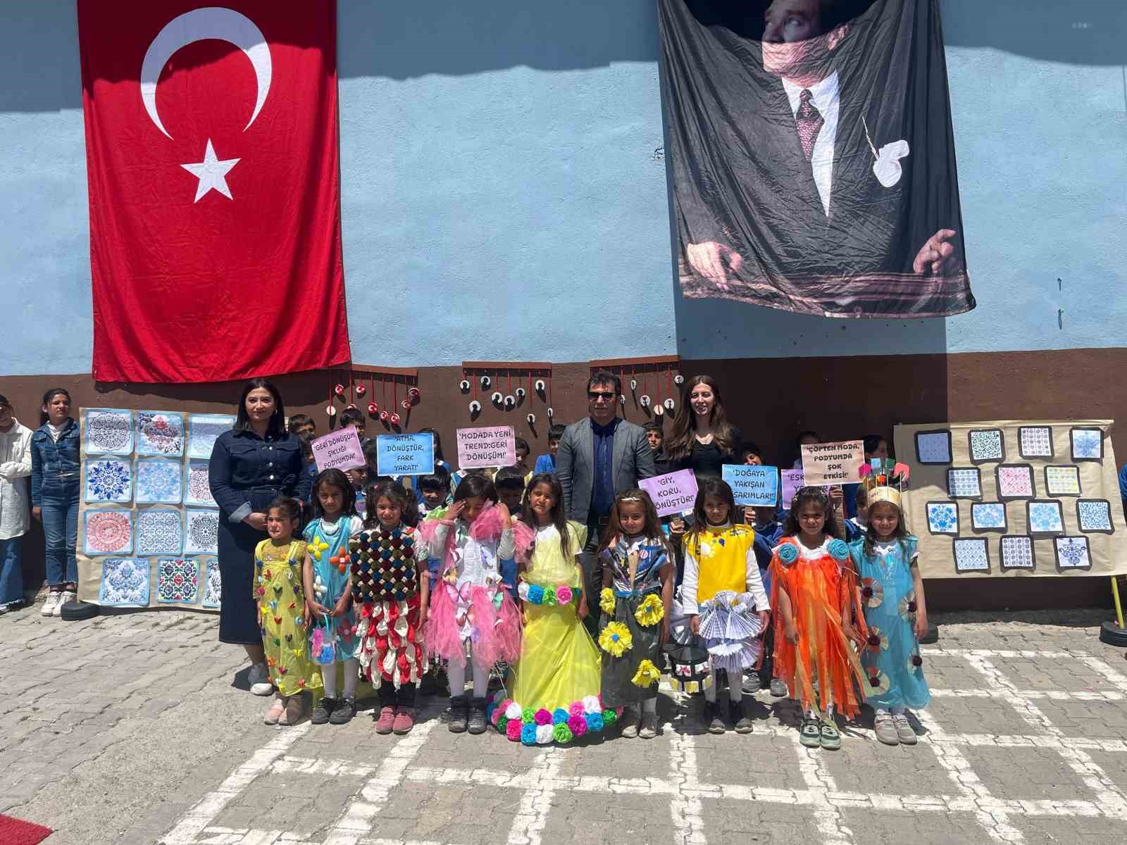 Minik tasarımcılardan geri dönüşüm defilesi 