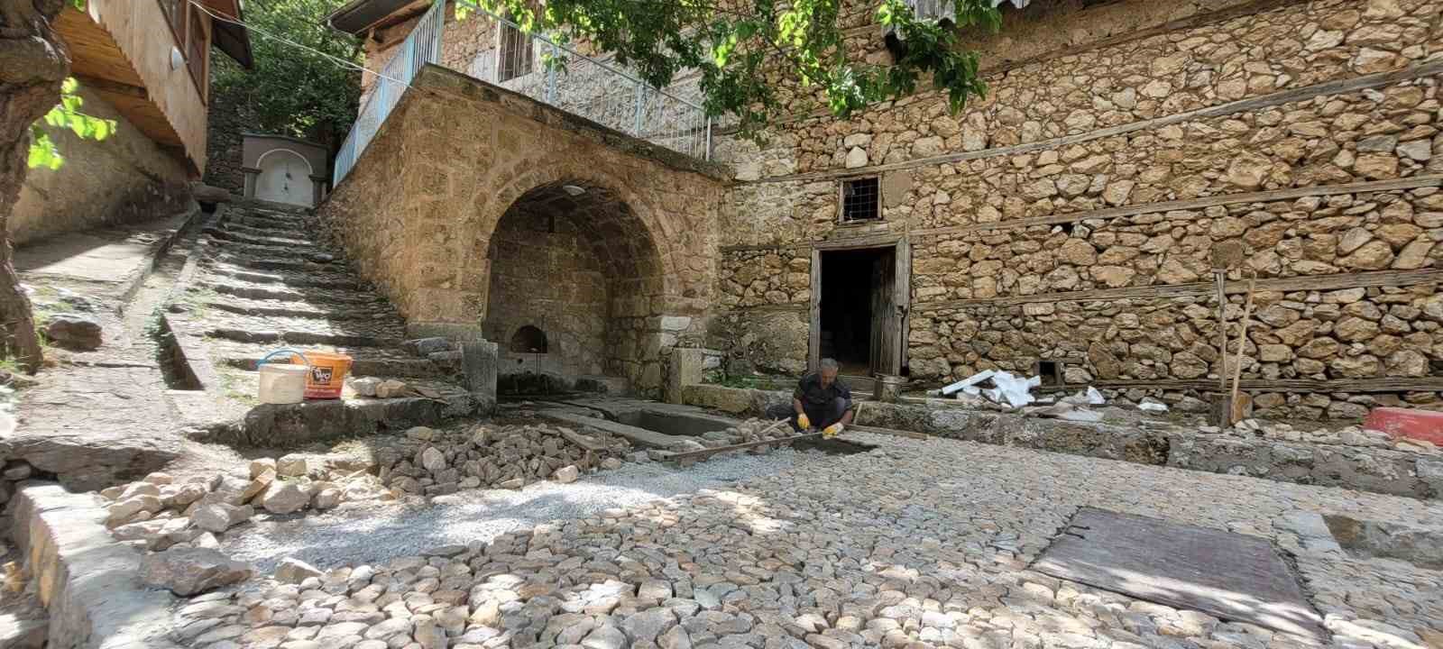 Ekmeğini 45 yıldır taştan çıkarıyor 