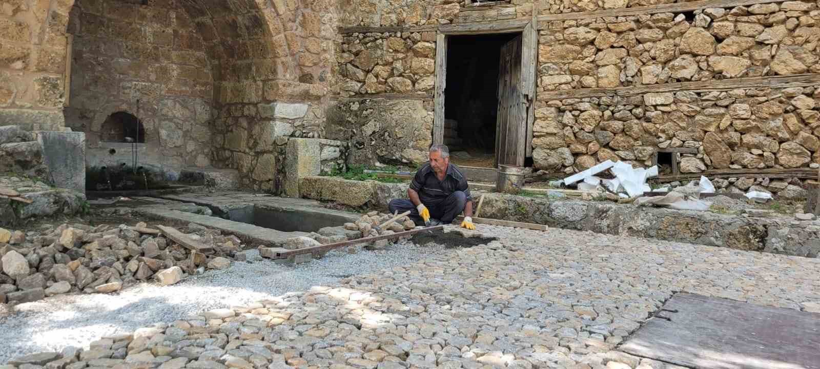 Ekmeğini 45 yıldır taştan çıkarıyor 