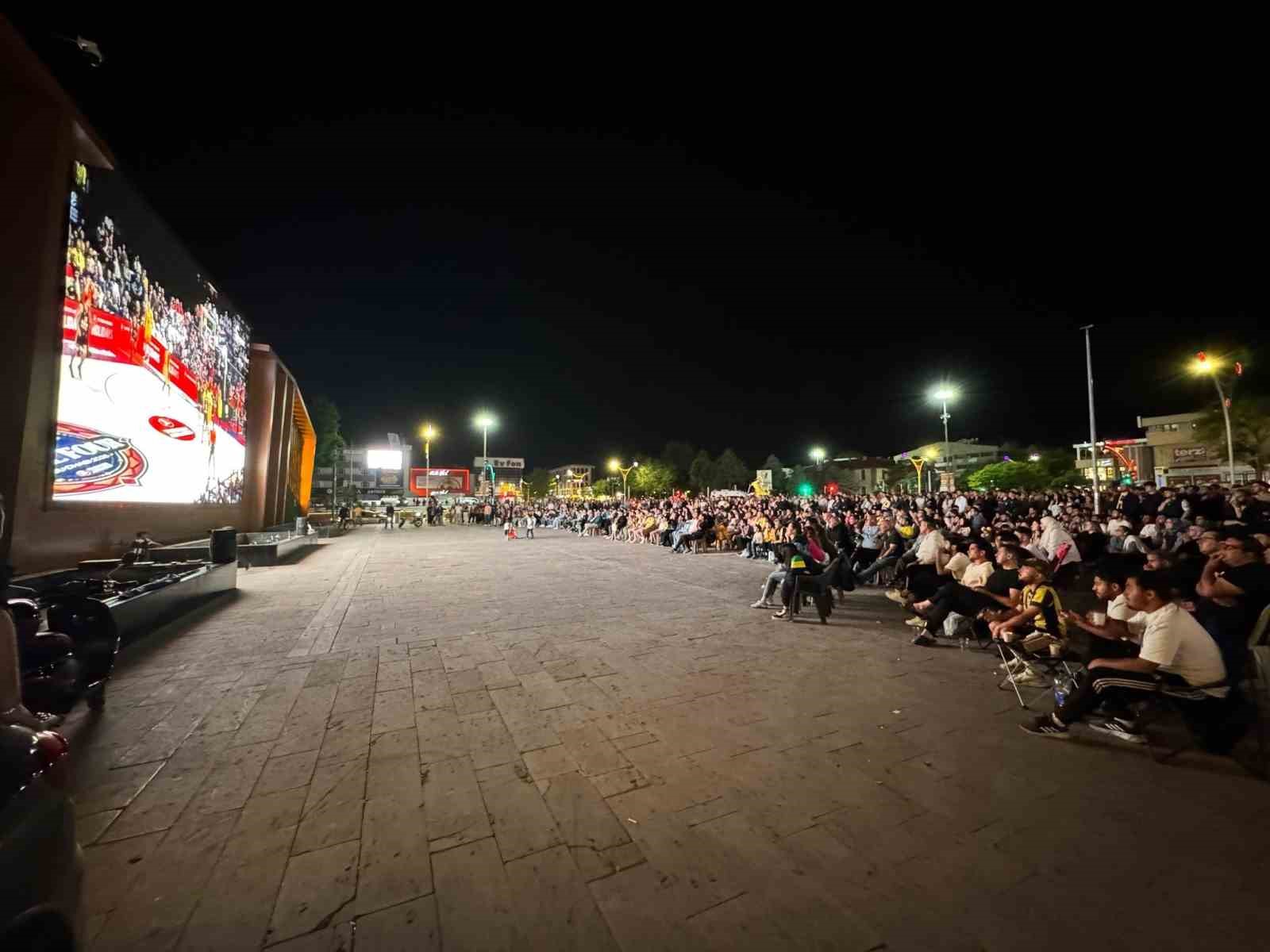 Erzincan’da Fenerbahçe’nin Euroleague final maçı dev ekranda izlendi 