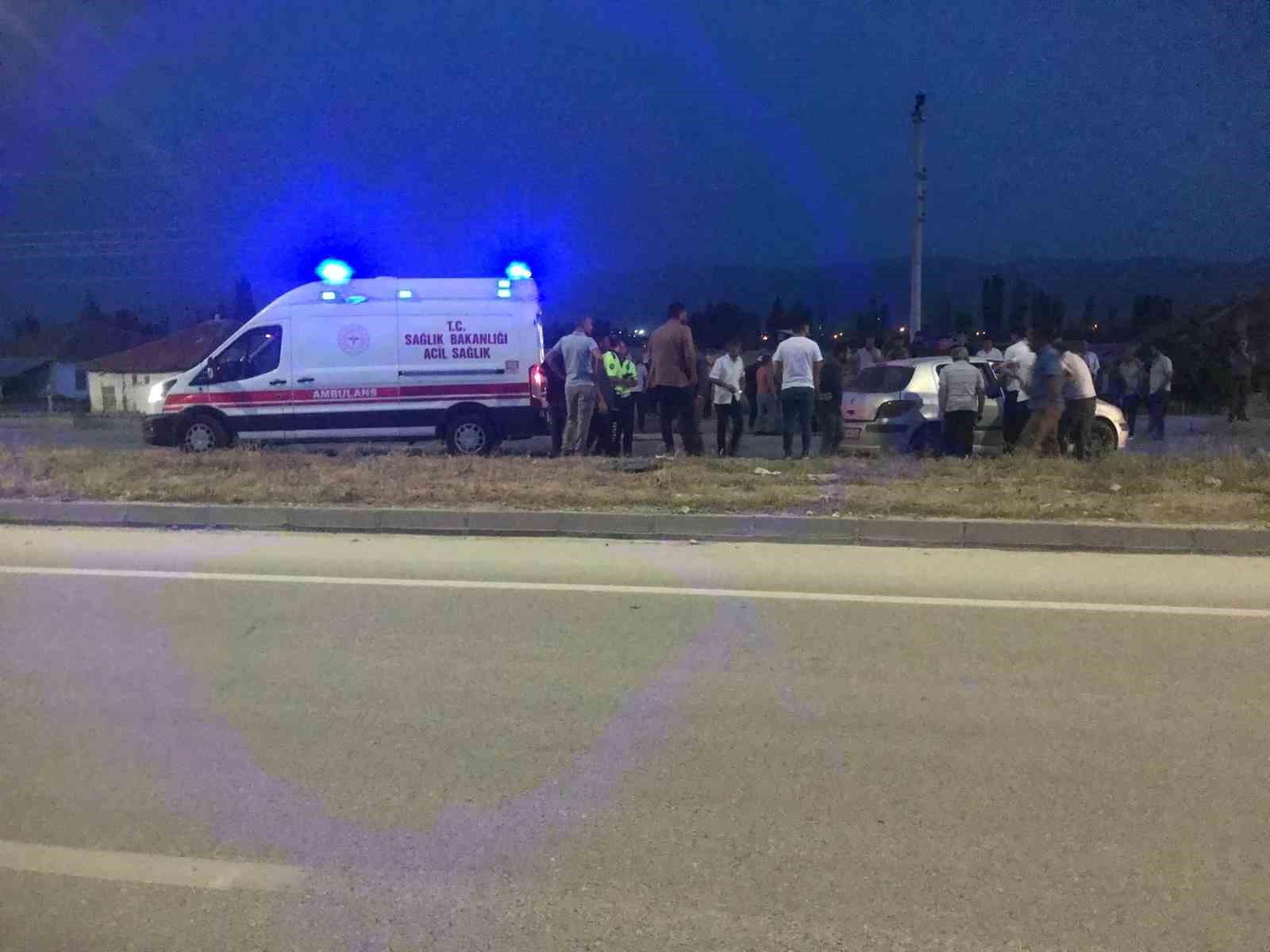 Otomobil aydınlatma direğine çarptı: 1 ölü 